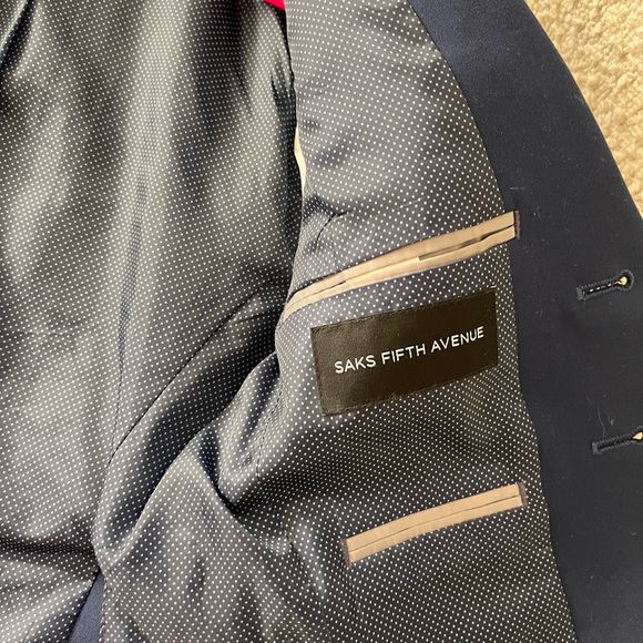 Saks fifth avenue boys blazer size 4 year old but could be up to 6 years old - Picture 2 of 4